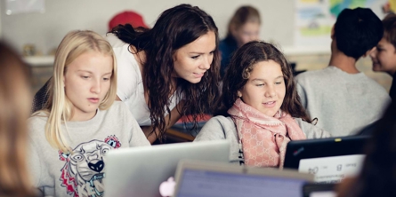 Børn og lærer med computer på Strandskolen