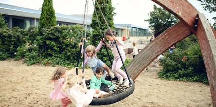 Børn på gynge på Strandskolen