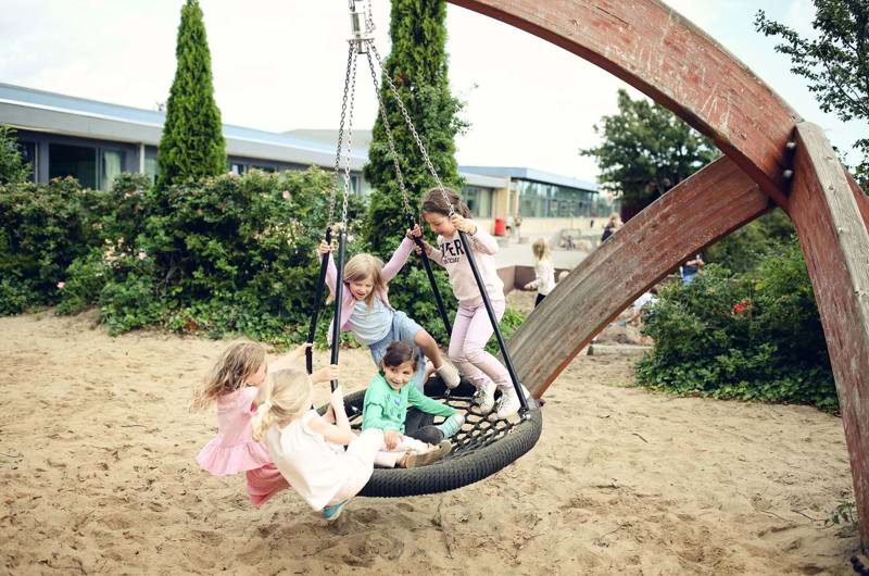 Børn på gynge på Strandskolen